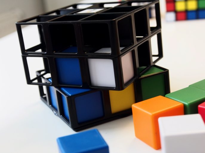Gioco Rubik's Cage – Sfida Strategica Per 2-4 Giocatori, 7+ Anni – Allinea 3 Cubi Dello Stesso Colore